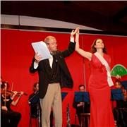 Docente di violino e canto impartisce lezioni a bambini e adulti